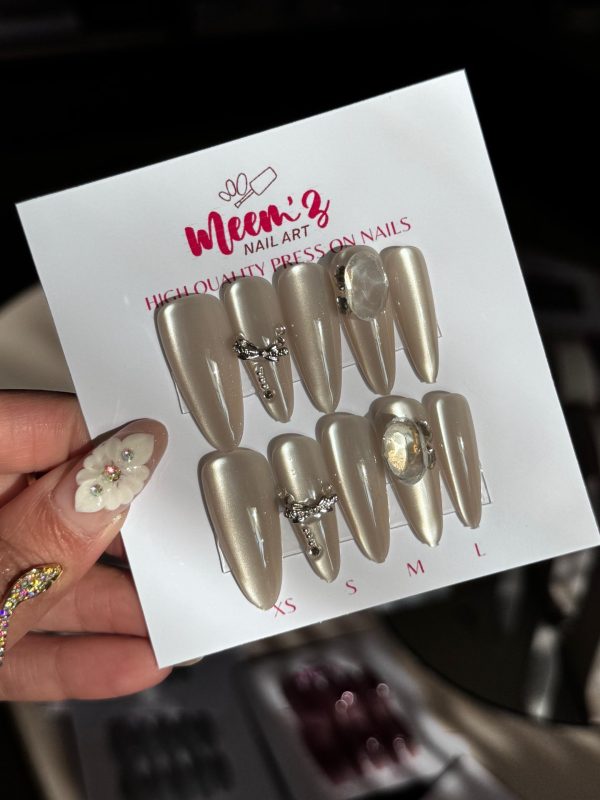 Meemz Press on nails - Nude cat eye with Diamond and bow